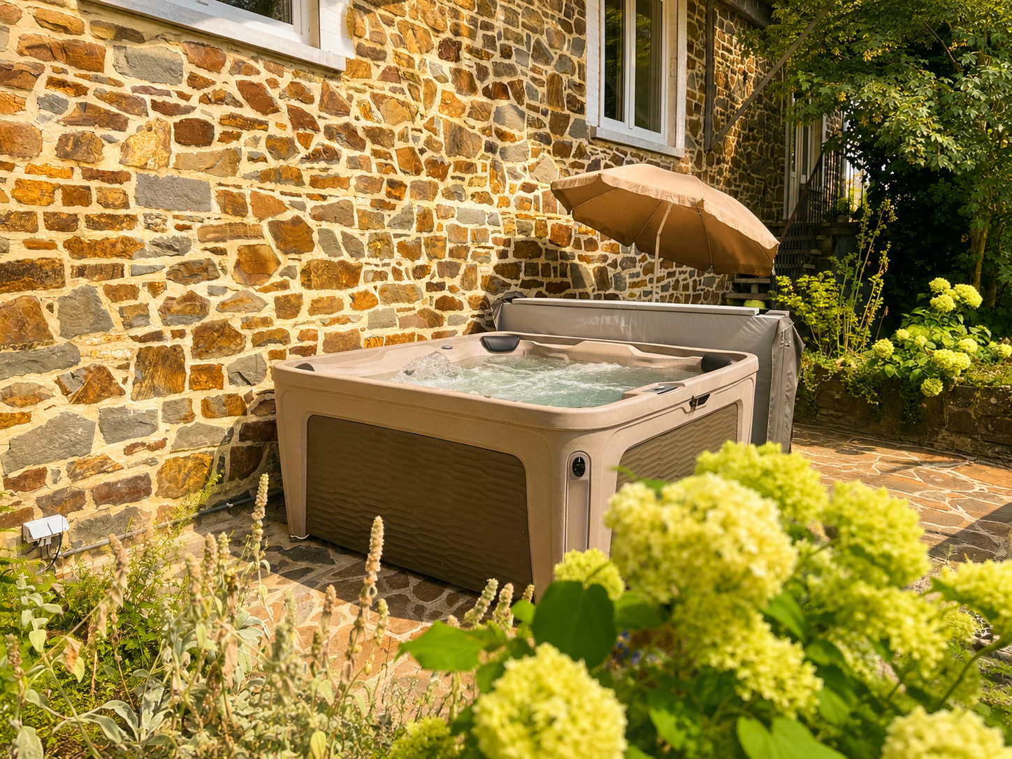 Whirlpool im Garten mit Aussicht